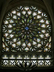 Window S rose, der forestiller sydrosenvinduet, bygget i begyndelsen af C16, indeholder meget af dets originale dekorative glas, selvom det blev meget restaureret i 1865 (.)