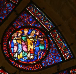 Window Ww skildrer en scene fra den sidste dom: de fordømte - en djævel leder en biskop, en konge, en prins af