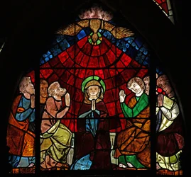 Vindue w14, der viser Jomfru Maria og apostlene i pinsen