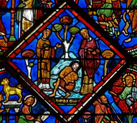 Vindue w15, der viser en scene i det barmhjertige samaritanske vindue: pilgrimmen ignoreres af en præst og en Levi