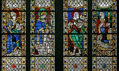 Vindue w47 viser St. Eloi, St. Laurence, St. Johannes Døberen og St. Nicholas