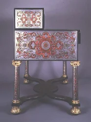 Skrivebord dekoreret med intarsia af messing i Boulle-stil indlagt med skildpadde, med forgyldte beslag (messing & skildpadde) (se også 77182)