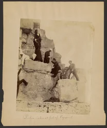 [Billedet er taget ved foden af pyramiderne].