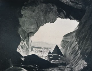 Lejr i hulen under Penelope Point, 1912, 1913
