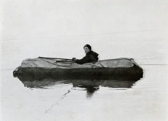 Campbell flydende i en kajak, 1911, 1913