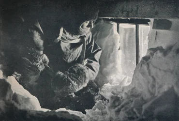 Rydder afdrift fra vinduet til hytten ved Cape Adare, c1911, 1913