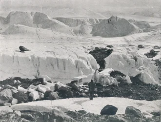 Sprækket is ved indgangen til Priestley Glacier, c1911, 1913