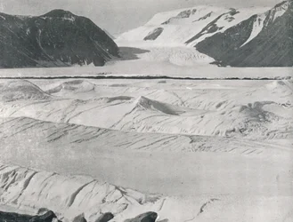 Sprækket is ved indgangen til Priestley Glacier, c1911, 1913