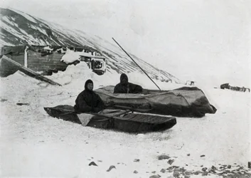 De to kajakker i land, c1911, 1913