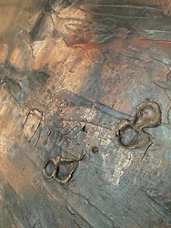 Patina i krakeleret bronze