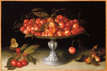 Kirsebær i sølvkompot med crabapples på en stenkant og en fritillary sommerfugl