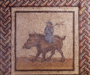 Galloromansk kunst: mosaikgulv, der forestiller en landlig kalender. Allegorien over Vinteren rider på et vildsvin. Slutningen af det 2., begyndelsen af det 3. århundrede e.Kr. Fra Saint-Romain-en-Gal (Rhône). Saint-Germain-en-Laye, Det Nationale
