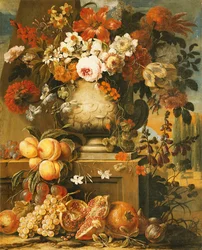 Blomster i urner på piedestaler med frugt