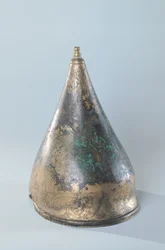 Hjelm med indskåret dekoration, fra en grav i Berru, Marne (bronze) (se også 128317)