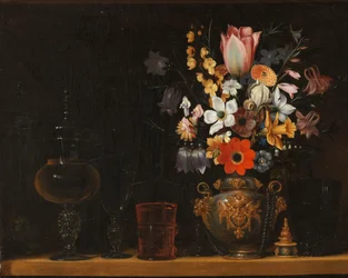 Stilleben med en buket blomster og glaspokaler