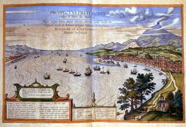 Messinastrædet - Calabrien er til venstre, mens Messina og Etna er til højre på Sicilien. Atlas de Braun og Hogenberg