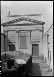 Kapel ved Hull Trinity House og statue udenfor østfronten, Kingston upon Hull, 1941.