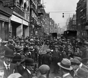 Folkemængde uden for Newspaper House, Fleet St, der kigger mod øst, City of London, før 1933.
