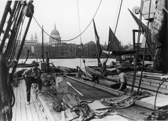Mænd på en Thames-pram, South Bank, Lambeth, London, begyndelsen af det 20. århundrede
