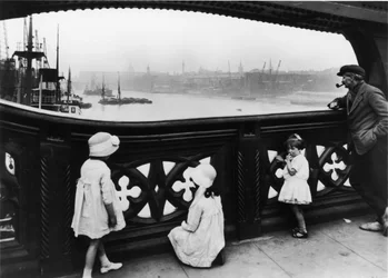 Folk ser Themsen fra Tower Bridge, City of London, c1930