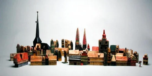 En scene fra serien The Town at the End of the World (malet træ)