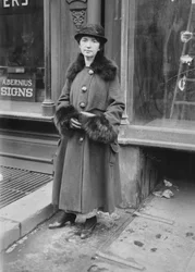 Margaret Sanger, skyldig i at have overtrådt den statslige straffelov ved at drive den første klinik for fødselskontrol, 1917