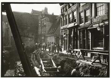 Bygningsarbejdere i og på en byggeplads ved Nieuwendijk i Amsterdam
