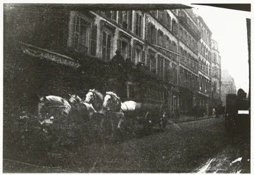 Gadeudsigt med heste og vogn i Paris