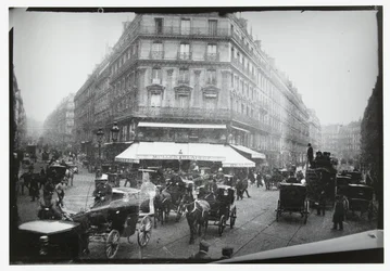 Gadebillede af et travlt kryds i Paris