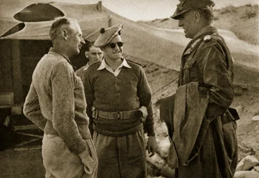 General Thoma (til højre) er lige blevet taget til fange ved El Alamein, og general Montgomery (til venstre) den 4. november 1942 (s/h-foto).