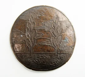 Konveks plak med træer, skyer og blomster (metal)