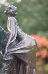 Wendy, detalje fra statuen af Peter Pan, 1912 (bronze) (detalje)