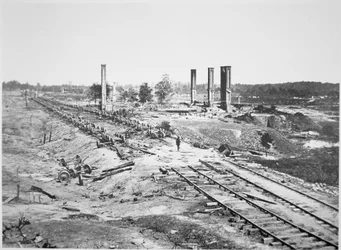 Ruinerne af Hoods ammunitionstog med 28 biler og Scofield Rolling Mill, nær Atlanta, Georgia, september 1864 (s/h-fotografi)