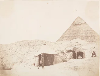 Fotografen foran sit telt på stedet for Khafre Chephrens pyramide, 1851.