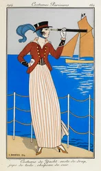 Yacht-kostume: veste de drap, jupe de toile, chapeau de cuir. En kvinde iført et yachtkostume: en rød stofjakke, stribet linned nederdel, en læderhat og et blåt tørklæde. Hun bruger et teleskop og peger på båden i baggrunden. Kostumer Parisiens.