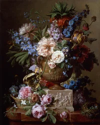 Stilleben med blomster i en stenvase på en sokkel