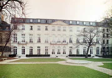 Udsigt til havefacaden på Hotel de Beauharnais, bygget i 1713 Interiør af Salon Vert i Prins Eugene de Beauharnais