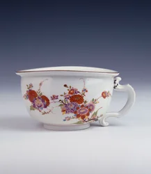 En Bottger bourdaloue af uregelmæssig oval form malet på måden af Johann Ehrenfried Stadler, ca. 1725