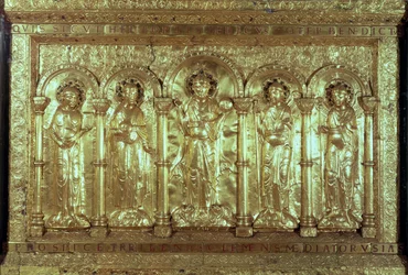 Antependium, der forestiller Kristus med donorerne ved hans fødder mellem ærkeenglene Gabriel, Raphael og Michael og St. Benedikt (guld) (se også 162678)