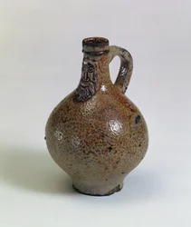Bartmannkrug eller Bellarmine vinflaske dekoreret med en påført skægget ansigtsmaske, Tyskland, ca. 1630-40 (saltglaseret stentøj)
