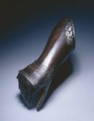 Sort og hvid albuehandske til højre hånd, c.1570