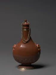 Flaske, fabrikant Meissen Porcelænsfabrik, Tyskland, ca. 1715 (poleret rødt stentøj, sølvforgyldte holdere)