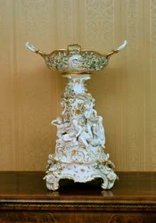Kagestand med keruber, der viser årstiderne, ca. 1830 (porcelæn)