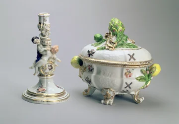 Lysestage og overdækket skål fra St. Andrew Service, Meissen, 1744-5 (porcelæn)