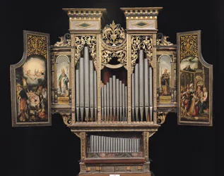 Kororgel med åbne paneler (træ og metal)