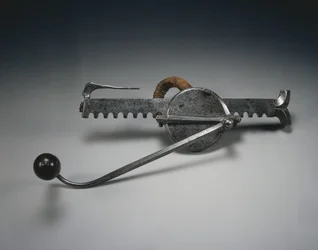 Tranequin, ca. 1528 (stål med hørsnor og træhåndtag)