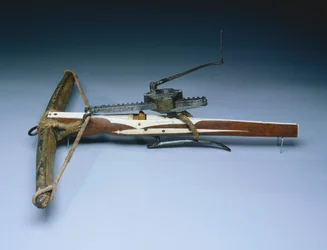 Armbrøst, ca. 1460-70 (træ, ben, horn, jern, stål og pergament)