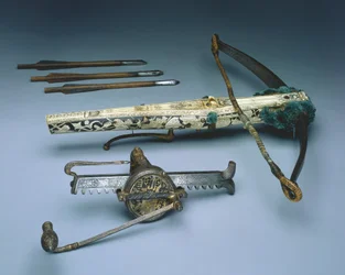 Armbrøst af kurfyrste Augustus I af Sachsen med optræksmekanisme og tre bolte, ca. 1553-73 (træ, ben, hør, stål og uld)