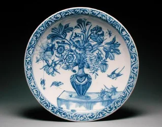 Fad forestillende en smalhalset vase med blomster, Frankfurt-am-Main (emaljeret fajance)