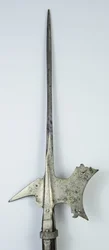 Hellebard (stål, træ og messing)